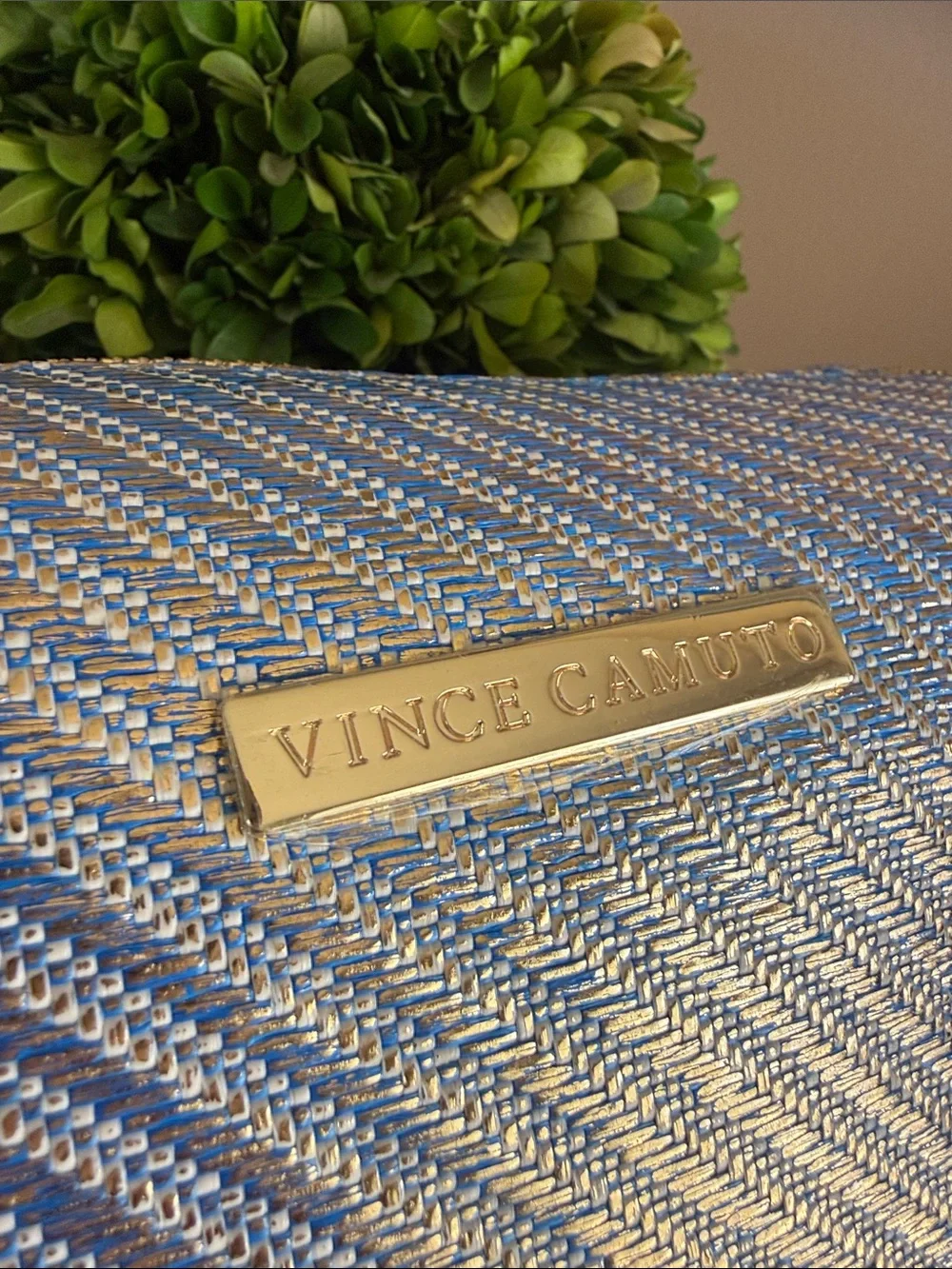 VINCE CAMUTO 💄IRIDESCENT BLUE COSMETIC BAG💄 WITH TASSEL CHARMS 🌟NWT🌟